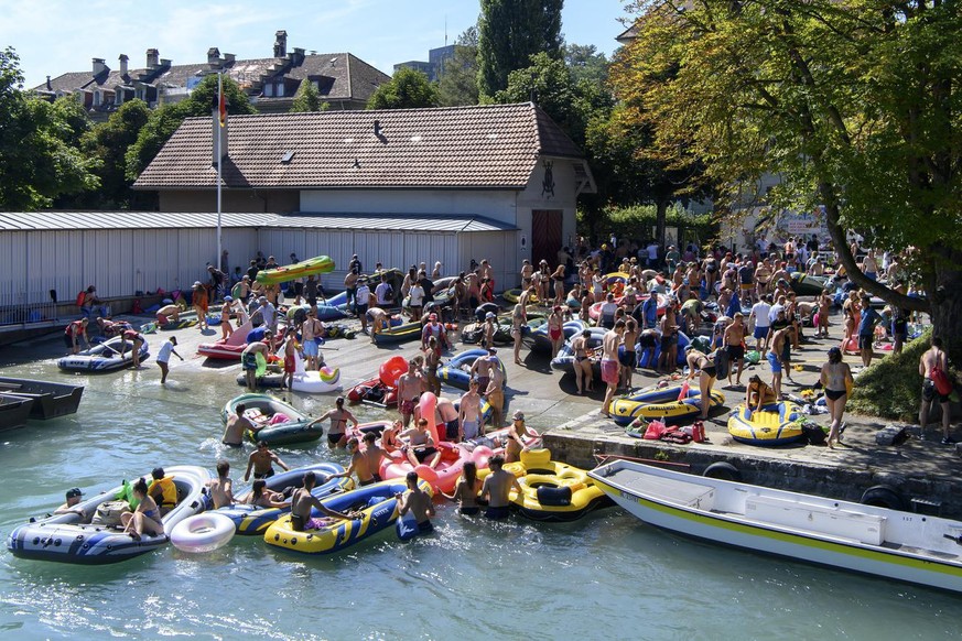 People take their inflatable boats out of the Aare River during the sunny and warm weather, in Bern. Switzerland, Saturday, August 8, 2020. (KEYSTONE/Anthony Anex)