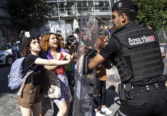 epa10035278 Turkish police blocks the march of members and supporters of the LGBT (lesbian, gay, bisexual, transgender) communityduring the ?Istanbul Pride March, in Istanbul, Turkey, 26 June 2022. Th ...