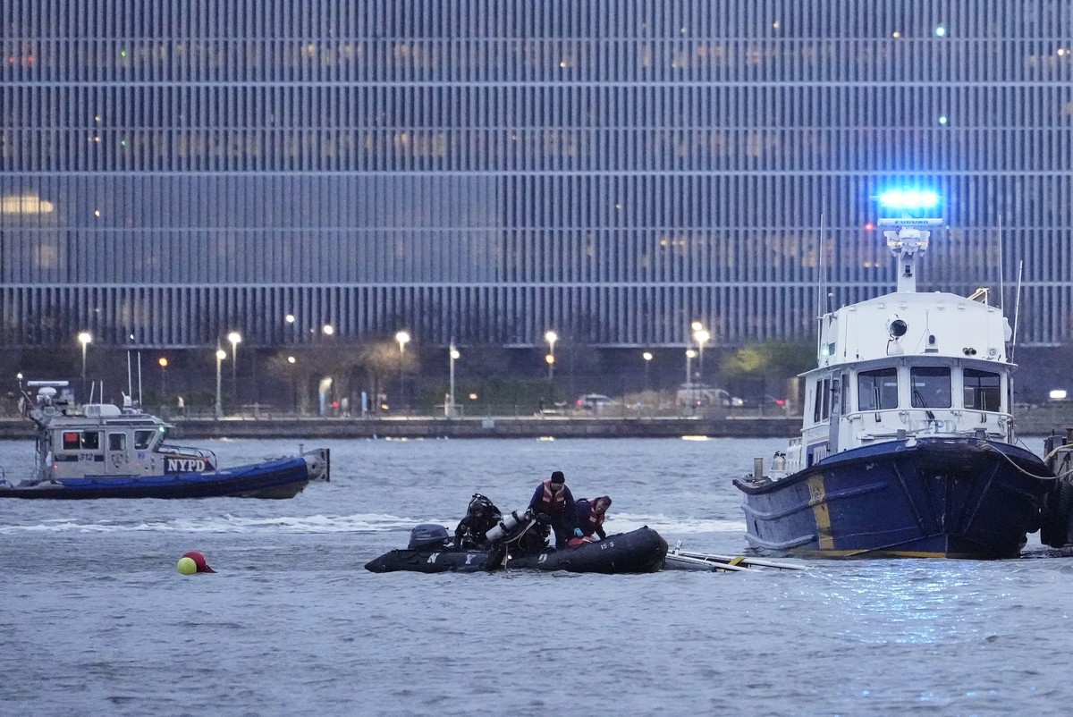 Divers exit the water after investigating the scene where a helicopter crashed into the Hudson River, Thursday, April 10, 2025, in Jersey City, N.J. (AP Photo/Seth Wenig)
NYC Helicopter Crash