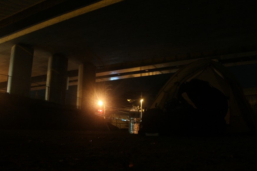 Zelten unter einer Autobahnbrücke in einem Aussenquartier von Hiroshima: Gemütlich sieht anders aus.<br data-editable="remove">