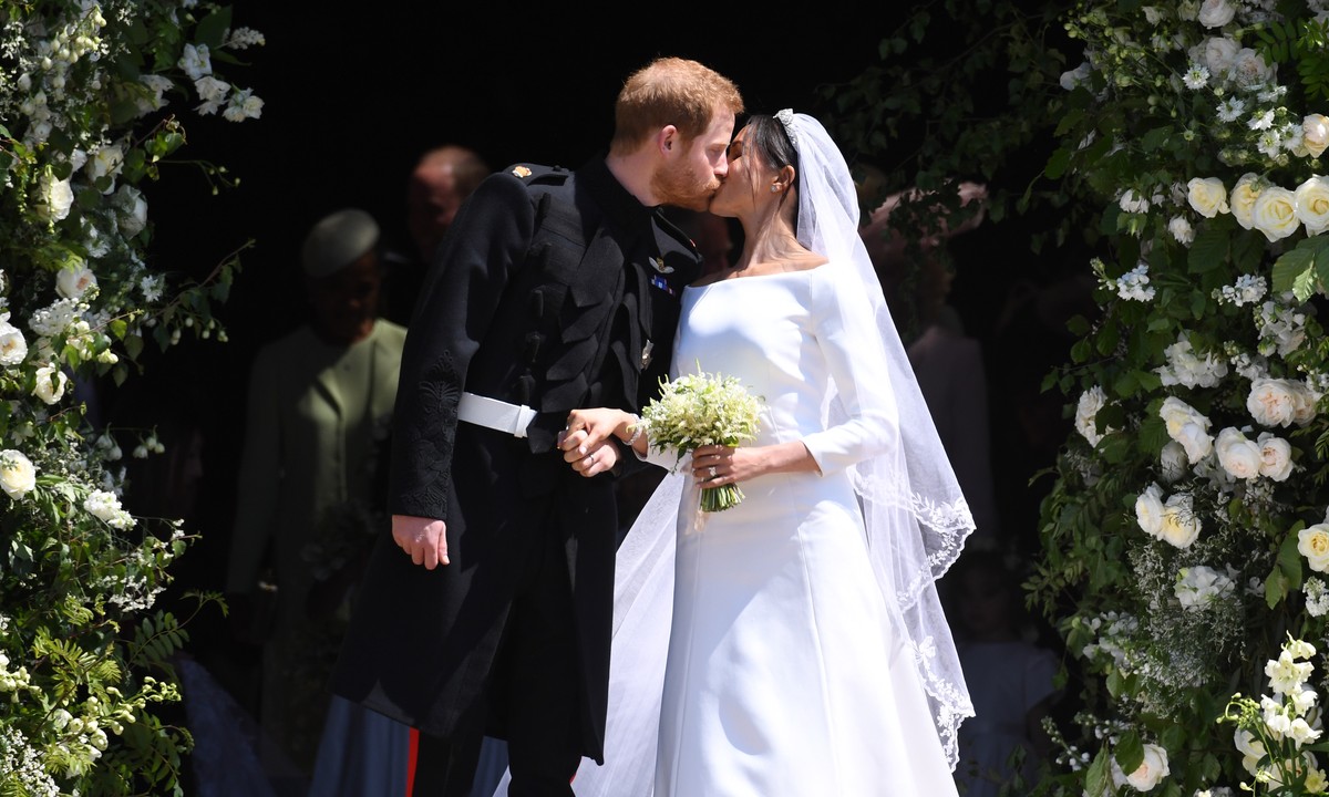 epaselect epa06749566 Britain's Prince Harry (L), Duke of Sussex and Meghan (R), Duchess of Sussex kiss as they exit St George's Chapel in Windsor Castle after their royal wedding ceremony,  ...