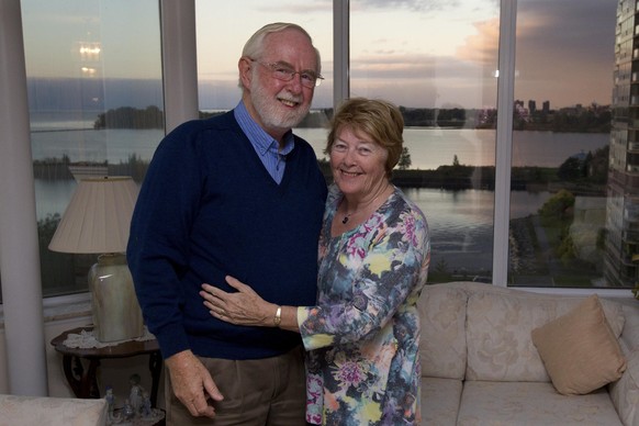 Arthur B. McDonald freut sich mit seiner Frau über den Nobelpreis.