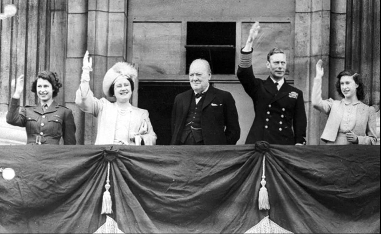 8. Mai 1945: King George VI. mit seinen Töchtern Elizabeth und Margaret, seiner Gemahlin Elizabeth und Churchill auf dem Balkon des Buckingham-Palastes.