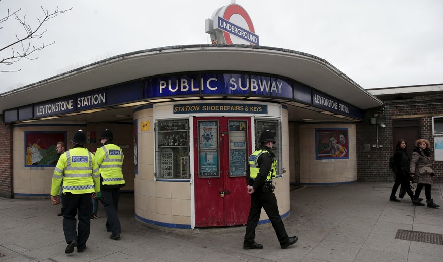 Polizisten bei der Leytonstone Station, wo am Samstag ein 29-Jähriger drei Menschen angegriffen hatte.