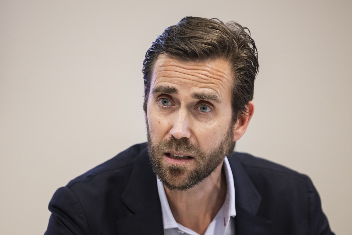 Claudius Schaefer, CEO Swiss Football League SFL, spricht waehrend einer Medienkonferenz im Namen der zustaendigen Bewilligungsbehoerden und der Swiss Football League ueber Konzepte zur Vermeidung von ...