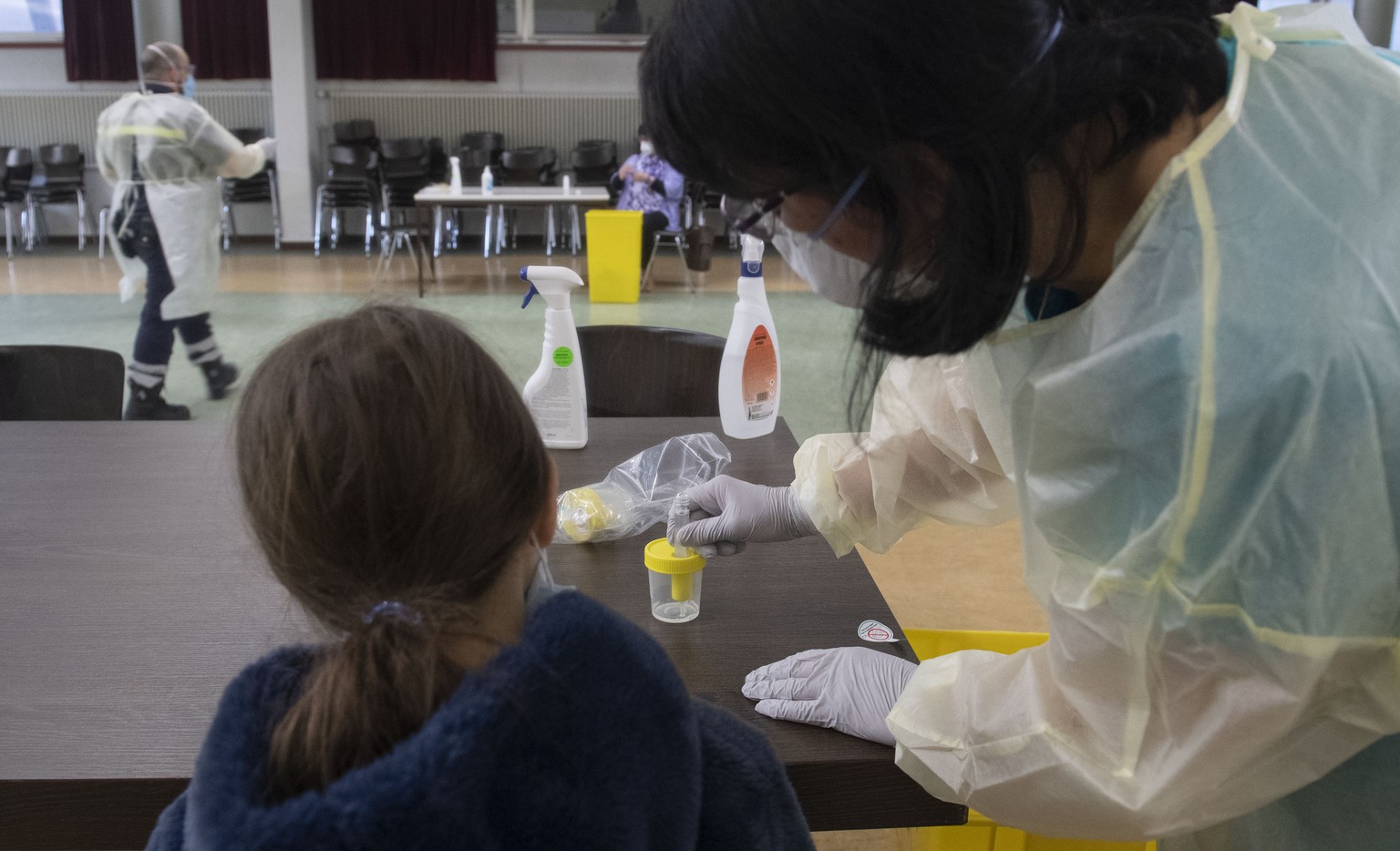 Schueler der staedtischen Grundschulen in Chiasso machen einen freiwilligen Covid-19 Speicheltest am Montag, 29. Maerz 2021 in Chiasso. Die Kinder nehmen dazu fuer einige Sekunden eine Fluessigkeit in ...