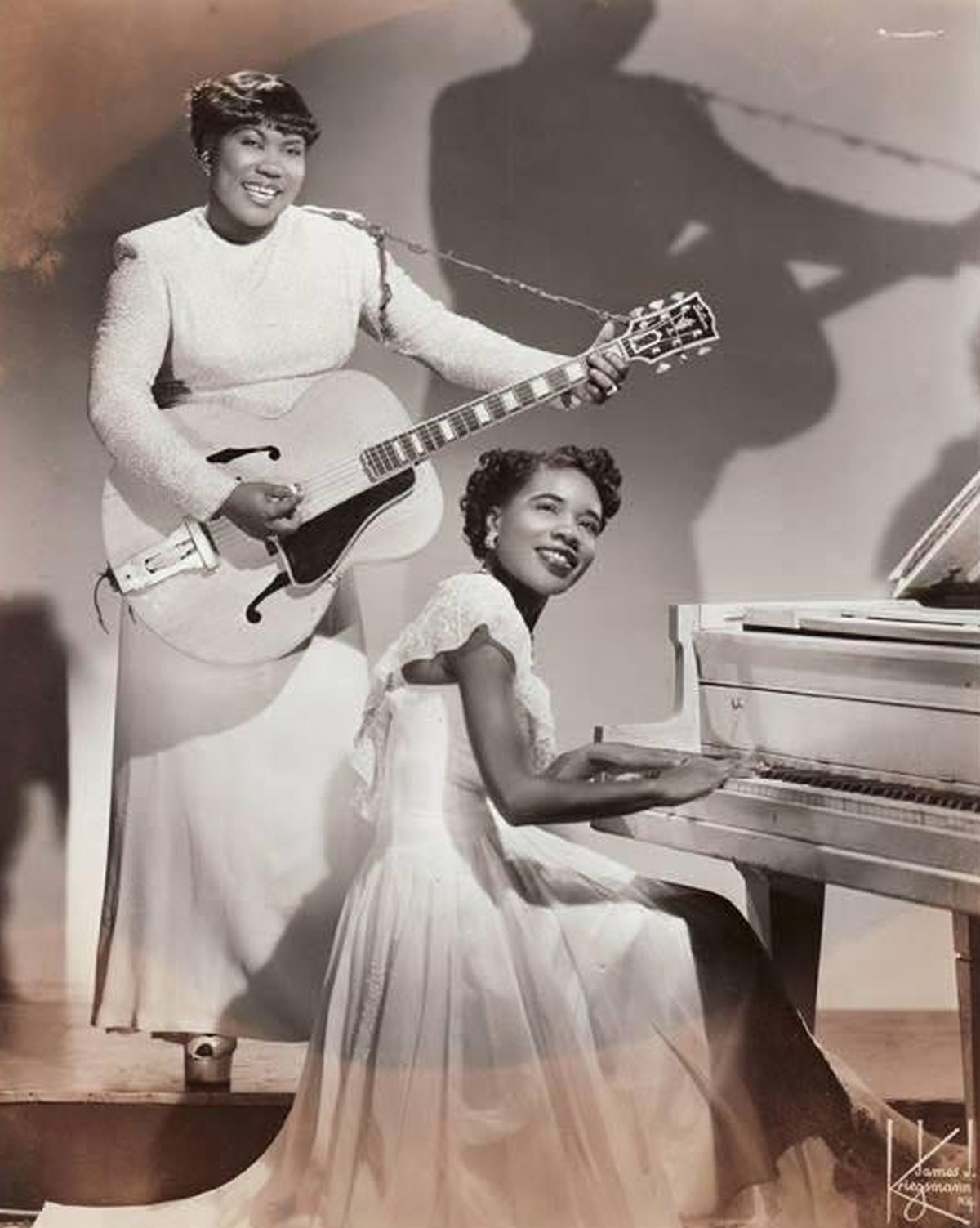 Sister Rosetta Tharpe and Marie Knight gospel rock'n'roll 1940s 1950s musik usa retro https://www.reddit.com/r/blues/comments/nr6hqz/sister_rosetta_tharpe_and_marie_knight/