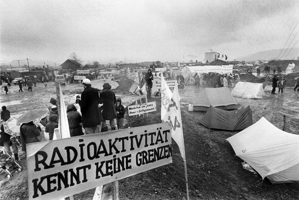 VOR 40 JAHREN, AM 1. APRIL 1975, BESETZTEN MHERERE HUNDERT ATOMKRAFTWERK GEGNERINNEN UND GEGNER DIE BAUSTELLE FUER DAS AKW KAISERAUGST. DIE BESETZUNG DAUERTE 11 WOCHEN. IN DEN 1980ER JAHREN WURDEN DIE ...