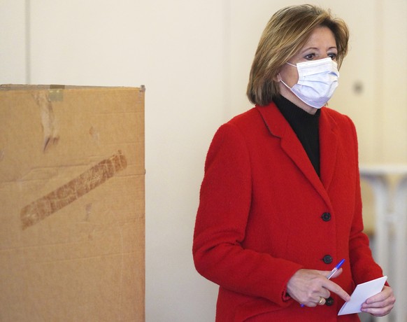 Malu Dreyer, Minister President of Rhineland-Palatinate, arrives to cast her vote with her husband Klaus Jensen in Mainz, Germany, Sunday, March 14, 2021. Elections in two German states on Sunday pose ...