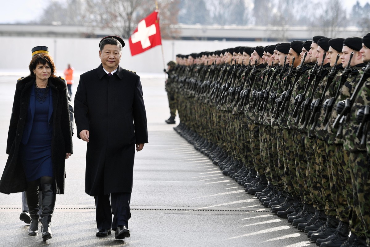 China&amp;#039;s President Xi Jinping and Swiss Federal President Doris Leuthard, left, inspect the honour guard during the arrival ceremony for Xi&amp;#039;s two days state visit to Switzerland at th ...