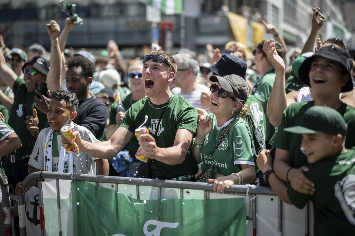 Fans des FC St. Gallen bejubeln das 0-1 durch Tom Gaal beim Public Viewing des Fussball Cupfinal zwischen dem FC Stade Lausanne-Ouchy und dem FC St. Gallen, am Sonntag, 24. Mai 2026, in St. Gallen. (K ...
