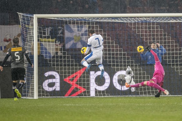 Eine Szene, zwei Bälle – blöd für GC-Goalie Roman Bürki, dass es nur so aussieht, als sei der Ball bei seiner rechten Hand im Spiel. In Tat und Wahrheit befindet sich dieser hinter dem Tor beim Ballju ...