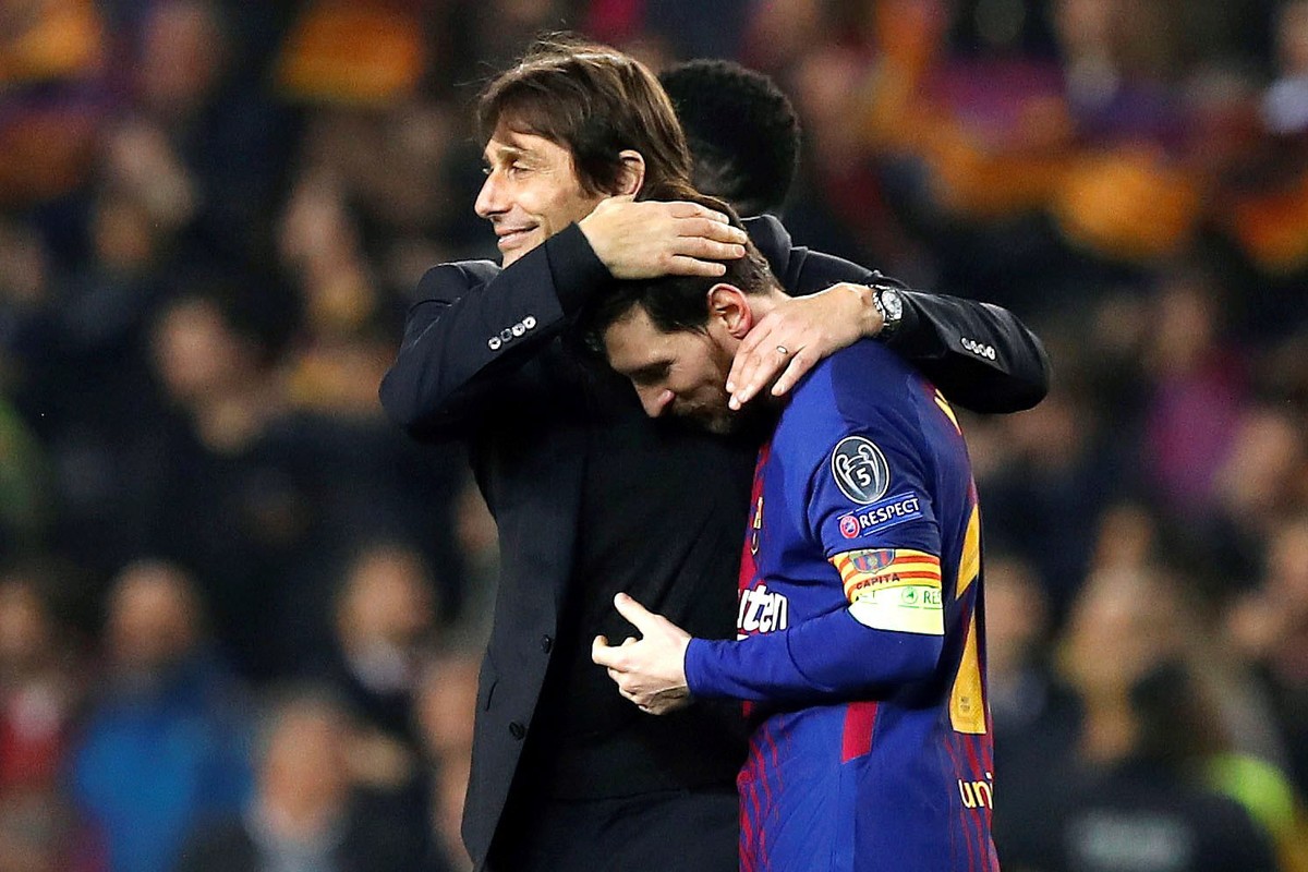 epa06604646 Chelsea's head coach Antonio Conte (L) congratulates FC Barcelona's Lionel Messi (R) after a UEFA Champions League round of 16 second leg soccer match between FC Barcelona and Ch ...