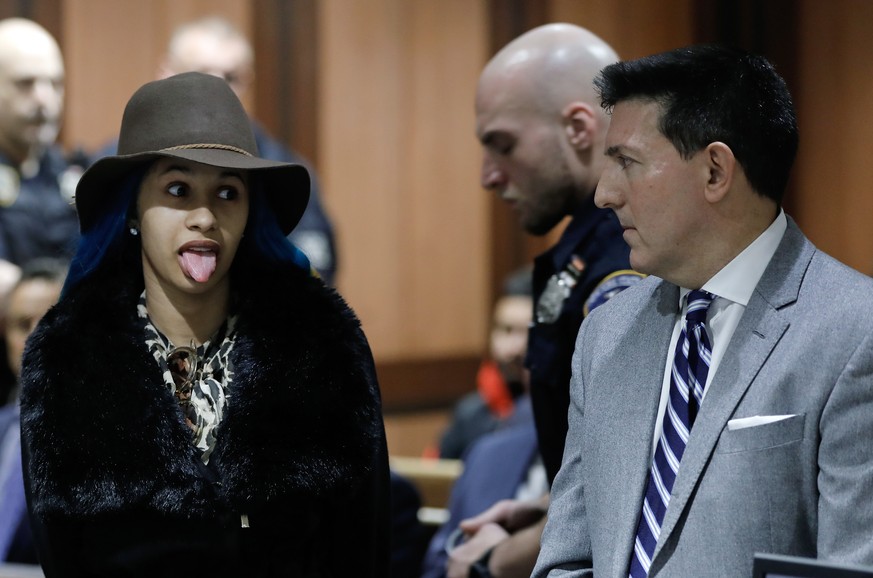 epa07215011 US rapper and hip-hop artist Cardi B (L) appears with her attorney Jeff Kern (R) at Queens criminal arraignment court for a hearing on misdemeanor charges against her stemming from a fight ...