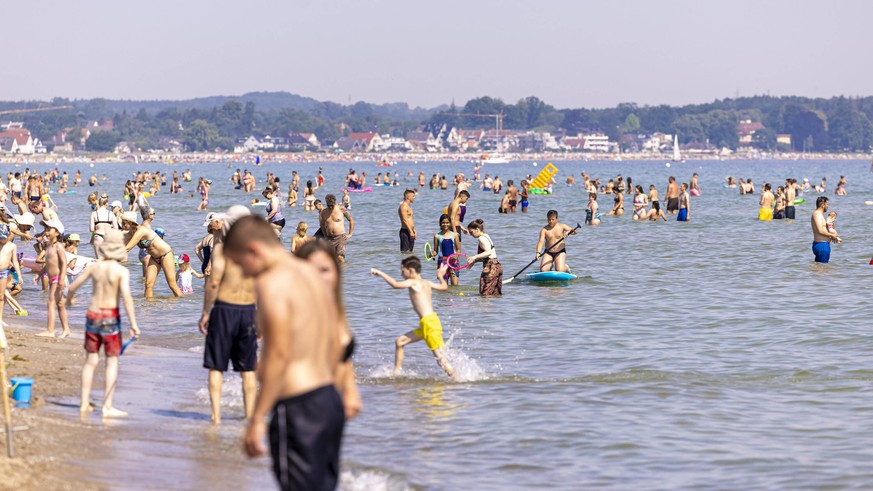 Der Scharbeutzer Strand. Hitze in der Lübecker Bucht, 20.07.22 Schleswig-Holstein Germany *** The Scharbeutzer Strand heat in the Lübeck Bay, 20 07 22 Schleswig Holstein Germany Copyright: xAgentur54G ...