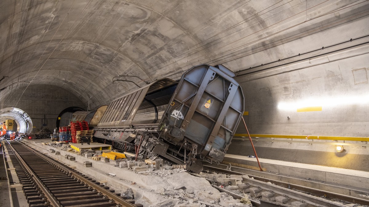 Verunglueckte Gueterwagons stehen am Unfallort im Gotthard Basistunnel bei Faido anlaesslich einer Medienfuehrung an der Unfallstelle am Mittwoch, 6. September 2023 in Faido im Kanton Tessin. (KEYSTON ...