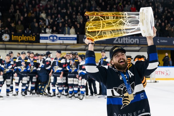 Julien Privet (HCC) souleve la coupe de champion de Swiss League lors de l&#039;acte 5 de la finale de play-off du championnat suisse de hockey sur glace de Swiss League, entre HC La Chaux-de-Fonds, H ...