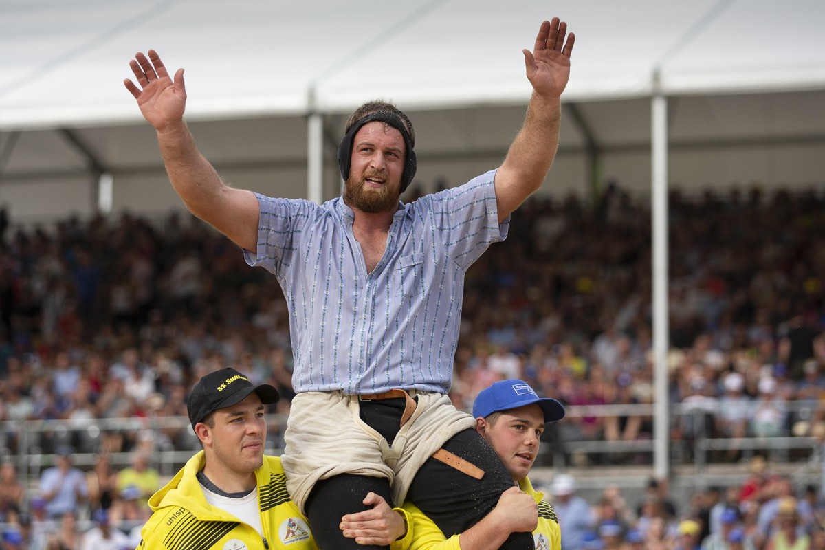 Matthias Aeschbacher jubelt ueber seinen Sieg beim Berner Kantonalen Schwingfest, am Sonntag, 11. August 2019 in Muensingen. (KEYSTONE/Peter Klaunzer)