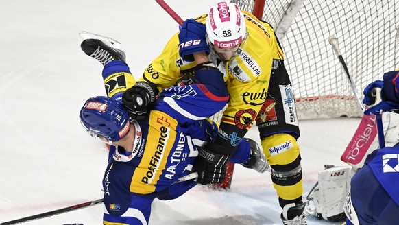 Der Klotener Miro Aaltonen , links, wird vom Bener Romain Loeffel, rechts, gestoppt im Eishockey Meisterschaftsspiel der National League zwischen dem EHC Kloten und dem SC Bern in der Stimo Arena in K ...