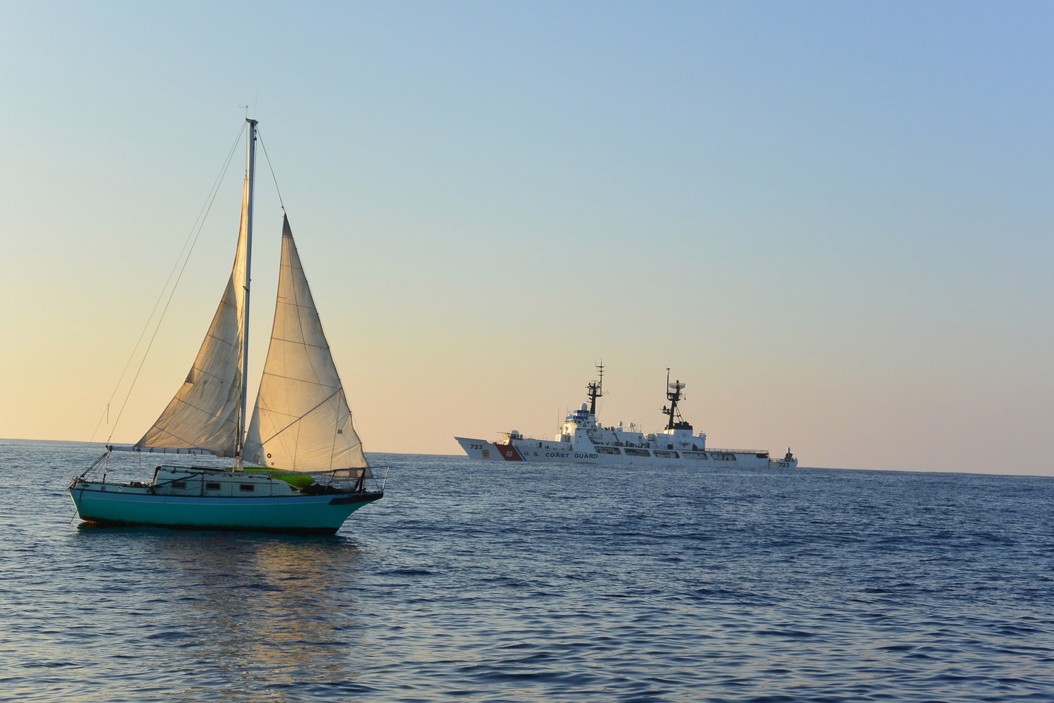 Rettung in Sicht: Das Segelboot des Schiffbrüchigen.