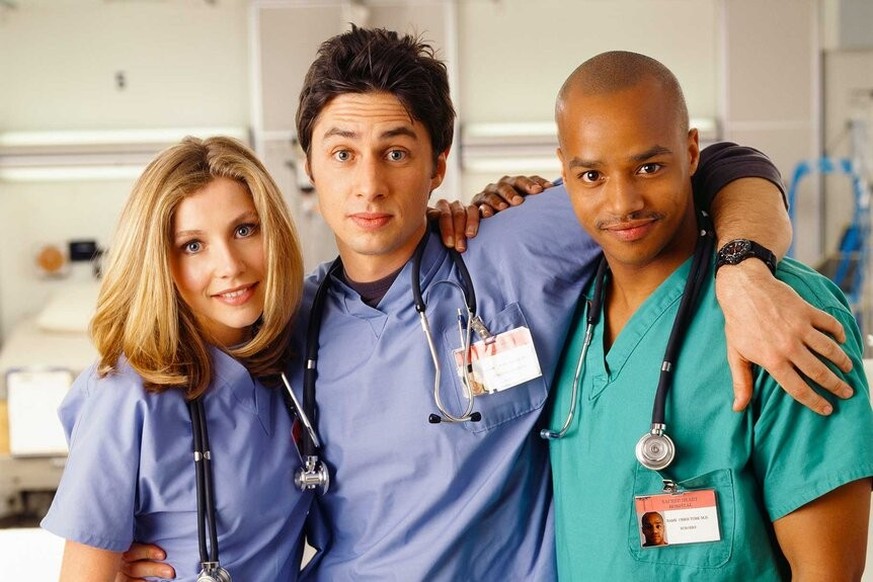 Dr. Elliot Reid (Sarah Chalke), Dr. John Dorian (Zach Braff), and Dr. Christopher Turk (Donald Faison) appear in a promotional photo for Scrubs, Season 1.
