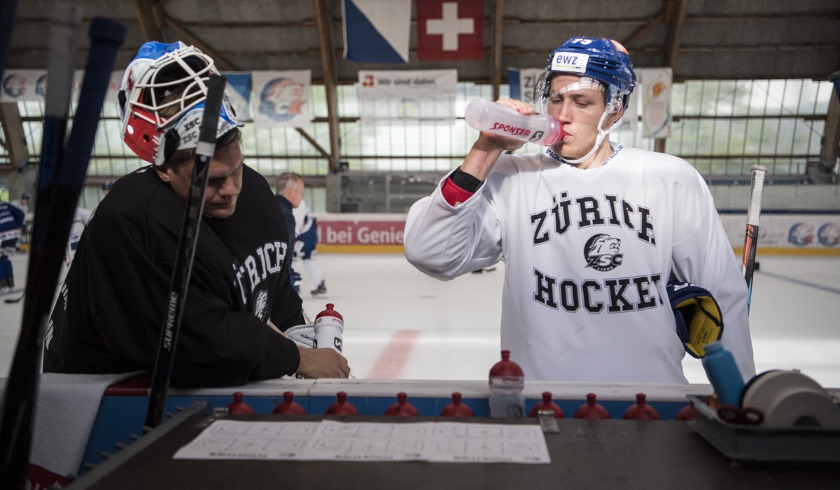 Die Zuercher Lukas Flueeler, links, und Mike Kuenzle am Training der ZSC Lion's, aufgenommen am Montag, 31. Juli 2017 in Zuerich. (KEYSTONE/Ennio Leanza)