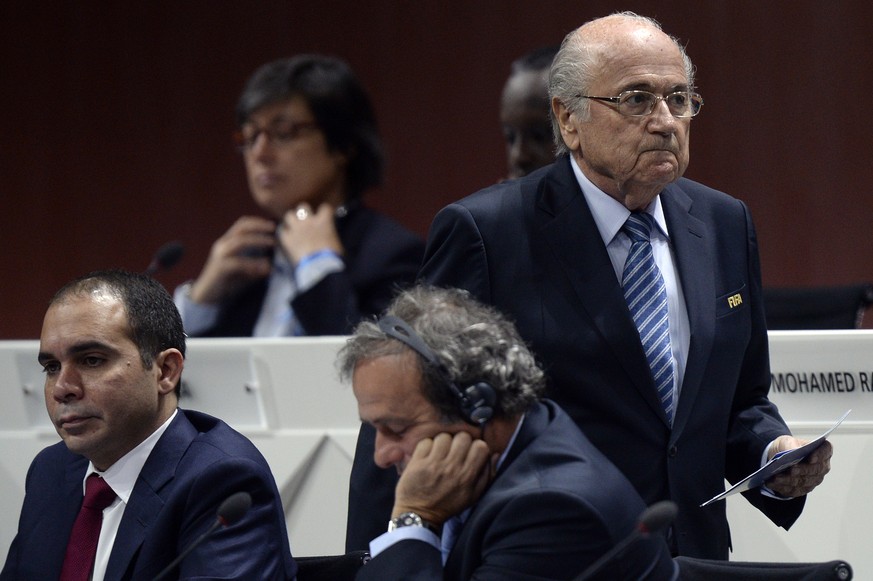 Die Gesichter sagen alles: Prinz Ali bin al-Hussein, Michel Platini und Sepp Blatter am Freitag im Hallenstadion.