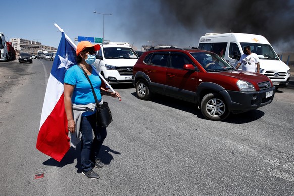 epa09750239 Traffic keeps jamming as a group of truckers continue to block the access roads to Iquique, Chile, 12 February 2022. Truckers are blocking roads in protest as undocumented migrants are bla ...