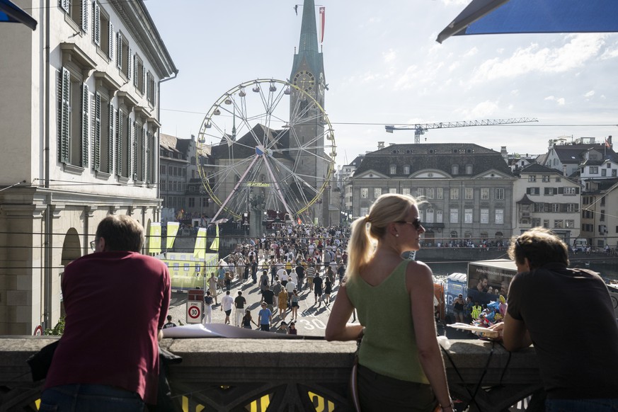 Besucher bewegen sich zwischen Bahnen und Attraktionen am Zueri Faescht, aufgenommen am Samstag, 8. Juli 2023 in Zuerich. An diesem Wochenende werden ueber 2,5 Millionen Besucherinnen und Besucher in  ...