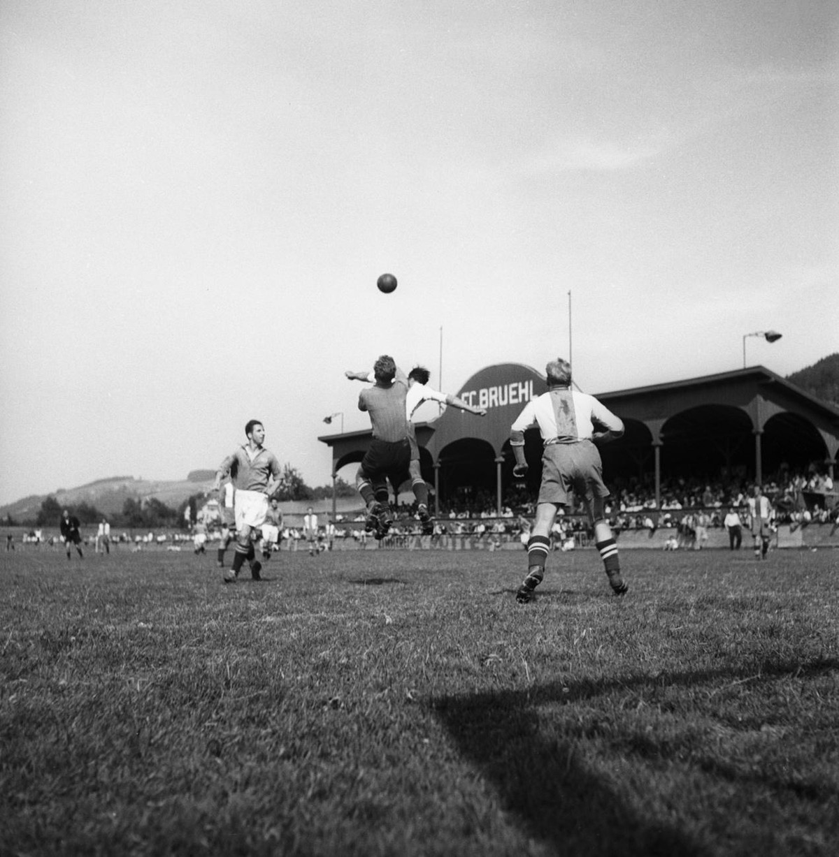 Der Goalie des SC Bruehl faustet, assistiert von einem Verteidiger, einen Ball weg, aufgenommen am 13. Juni 1948 im Stadion Krontal in St. Gallen beim Meisterschaftsspiel der Nationalliga B zwischen d ...