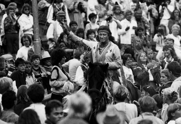 1990 verabschiedete sich Brice im Alter von 62 Jahren von seiner Rolle als Winnetou. Hier bei den Karl-May-Festspielen in Bad Segeberg.