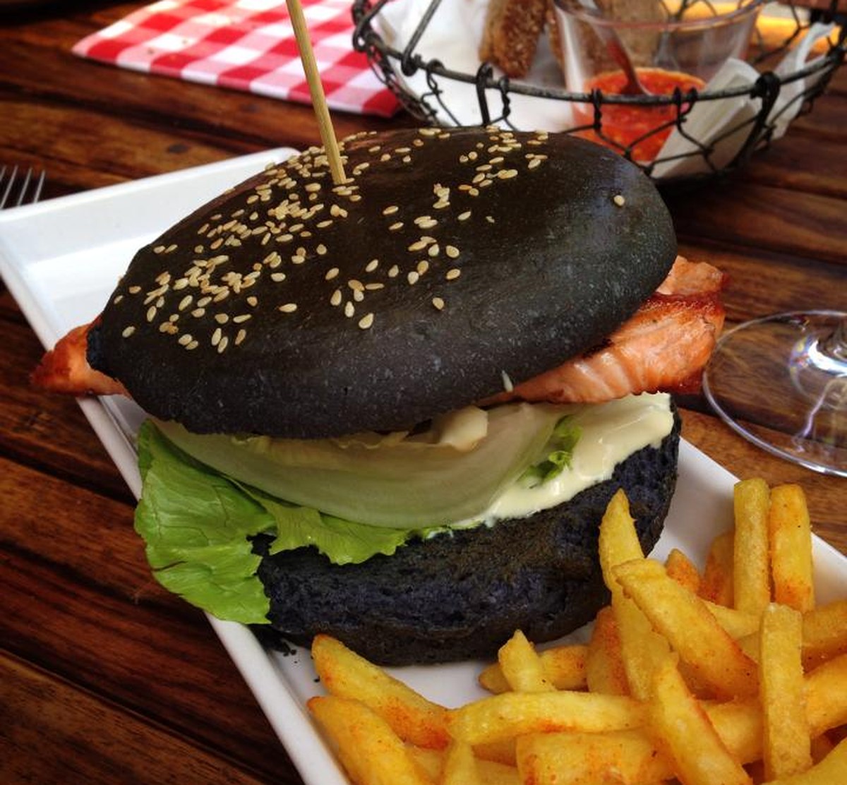 lachs burger gerold's küche zürich sepia brötchen https://www.facebook.com/photo.php?fbid=10152339561668235&amp;set=a.10150335124743235.345753.609598234&amp;type=3&amp;theater