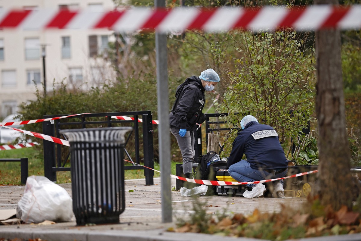 KEYPIX - epa13325310 French Police investigate the scene of a shooting that left one person dead and four others injured, in Trappes, near Paris, France, 23 October 2026 KEYSTONE/EPA/YOAN VALAT
