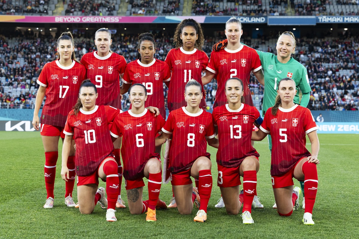 Team Switzerland with midfielder Seraina Piubel, forward Ana Maria Crnogorcevic, defender Eseosa Aigbogun, midfielder Coumba Sow, defender Julia Stierli, goalkeeper Gaelle Thalmann, back from left, an ...