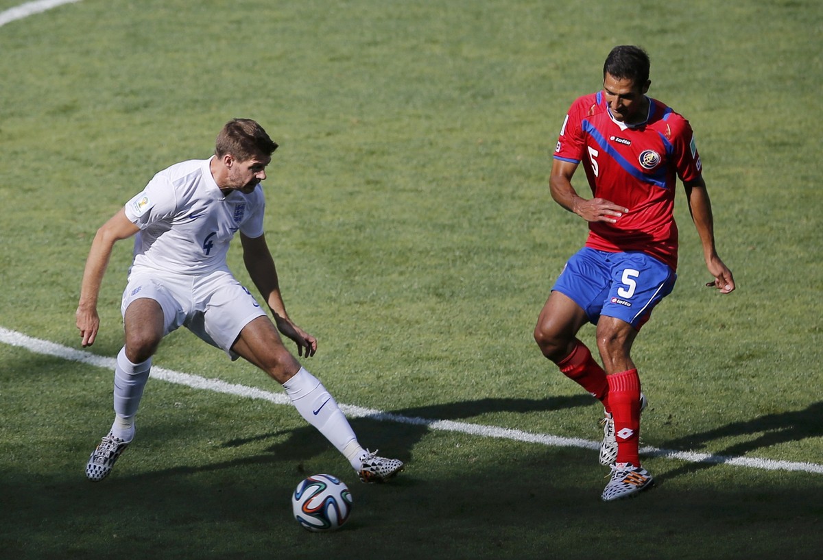 Celso Borges gegen Steven Gerrard.