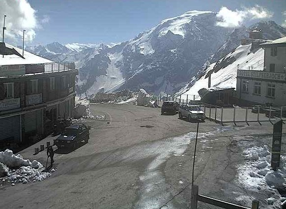 Sehr frische 3 Grad kalt wird es morgen sein, wenn die Fahrer des Giro d'Italia in der Königsetappe über das Stilfserjoch fahren. Immerhin wurde der letzte Schnee weggeräumt, wie der Blick auf die Web ...