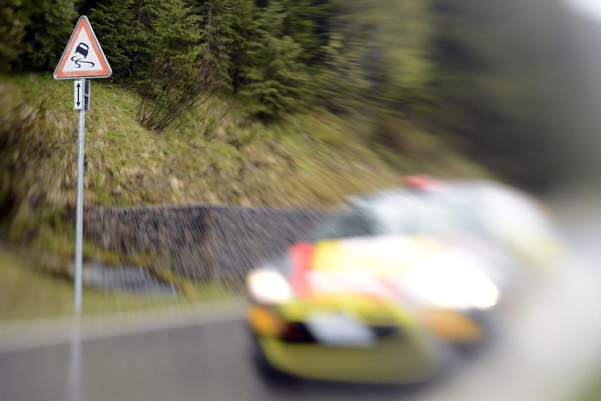 Un pilote de Rally en pleine action lors de la 10 eme edition du Rally du Chablais, ce samedi 1 juin 2013 a Leyzay. (KEYSTONE/Maxime Schmid)