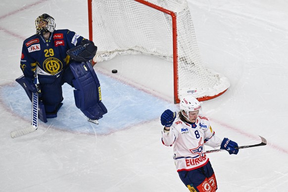 Sami Niku (EHCK), rechts, bejubelt den Siegtreffer im Penaltyschiessen gegen Torhueter Sandro Aeschlimann (HCD), beim Eishockey Spiel der National League zwischen dem HC Davos und dem EHC Kloten, am D ...