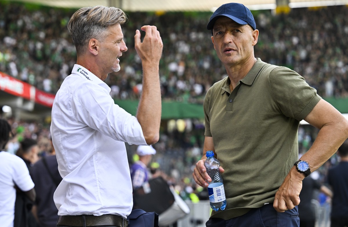St. Gallens Sportchef Alain Sutter, links, mit Trainer Peter Zeidler, nach dem Schweizer Fussball Cup Final zwischen dem FC Lugano und dem FC St. Gallen, am Sonntag, 15. Mai 2022, im Stadion Wankdorf  ...