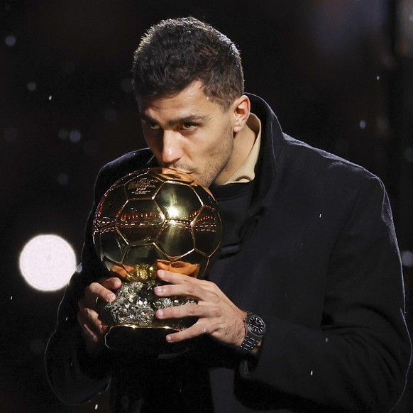 epa11736848 Rodri of Manchester City poses with The Ballon d&#039;Or trophy ahead of the English Premier League soccer match between Manchester City and Tottenham Hotspur in Manchester, Britain, 23 No ...