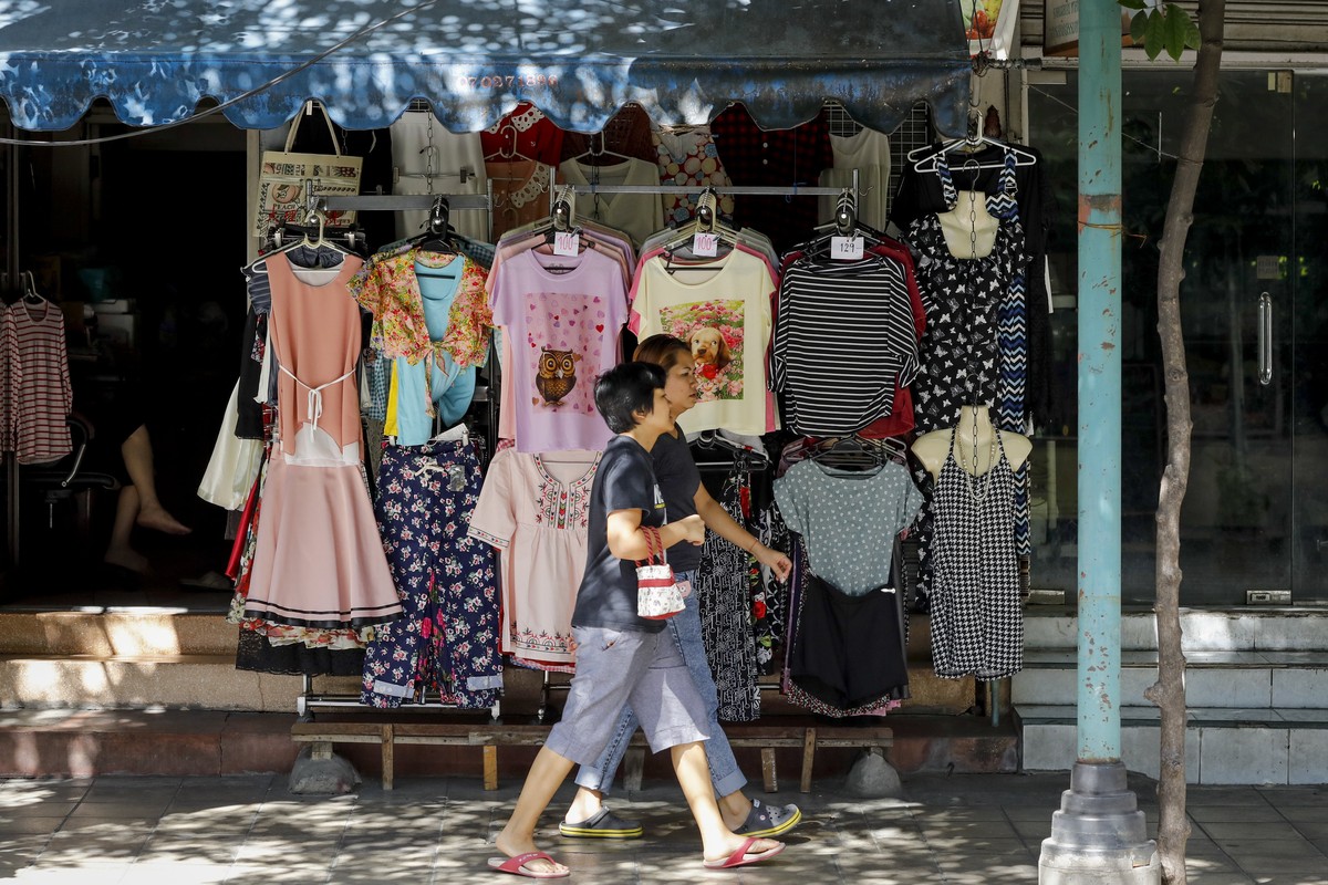 epa05913178 Women walk past a clothing store in Bangkok, 18 April 2017. Thailand's economy is expected to grow at 3.2 percent in 2017 according to a report released by the World Bank, driven prim ...
