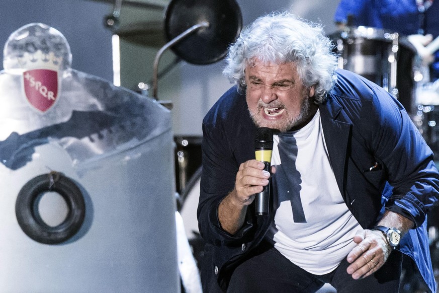 epa04442477 Leader of the &#039;Five Stars Moviment&#039;, Beppe Grillo, talks to his supporters during the meeting of the party at the Circus Maximus in Rome, Italy, 11 October 2014. EPA/ANGELO CARCO ...