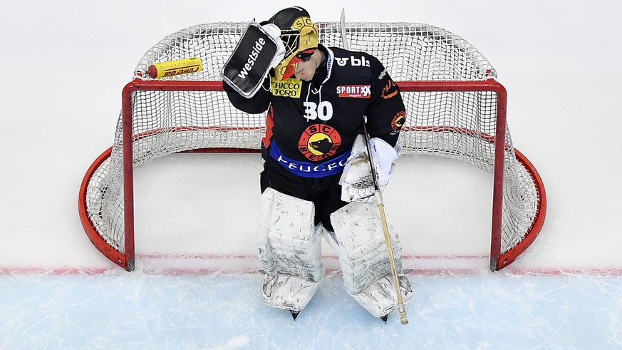 Berns Goalie Leonardo Genoni laesst den Kopf haengen im dritten Eishockey Playoff-Viertelfinalspiel der National League A zwischen dem SC Bern und dem EHC Biel am Donnerstag, 9. Maerz 2017, in der Pos ...