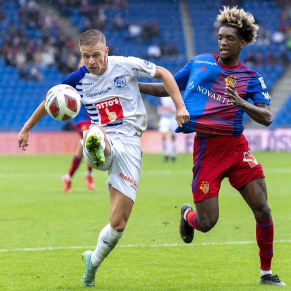 Luzerns Nikola Cumic links, im Kampf um den Ball gegen Basels Andy Pelmard, rechts, im Fussball Meisterschaftsspiel der Super League zwischen dem FC Basel 1893 und dem FC Luzern im Stadion St. Jakob-P ...