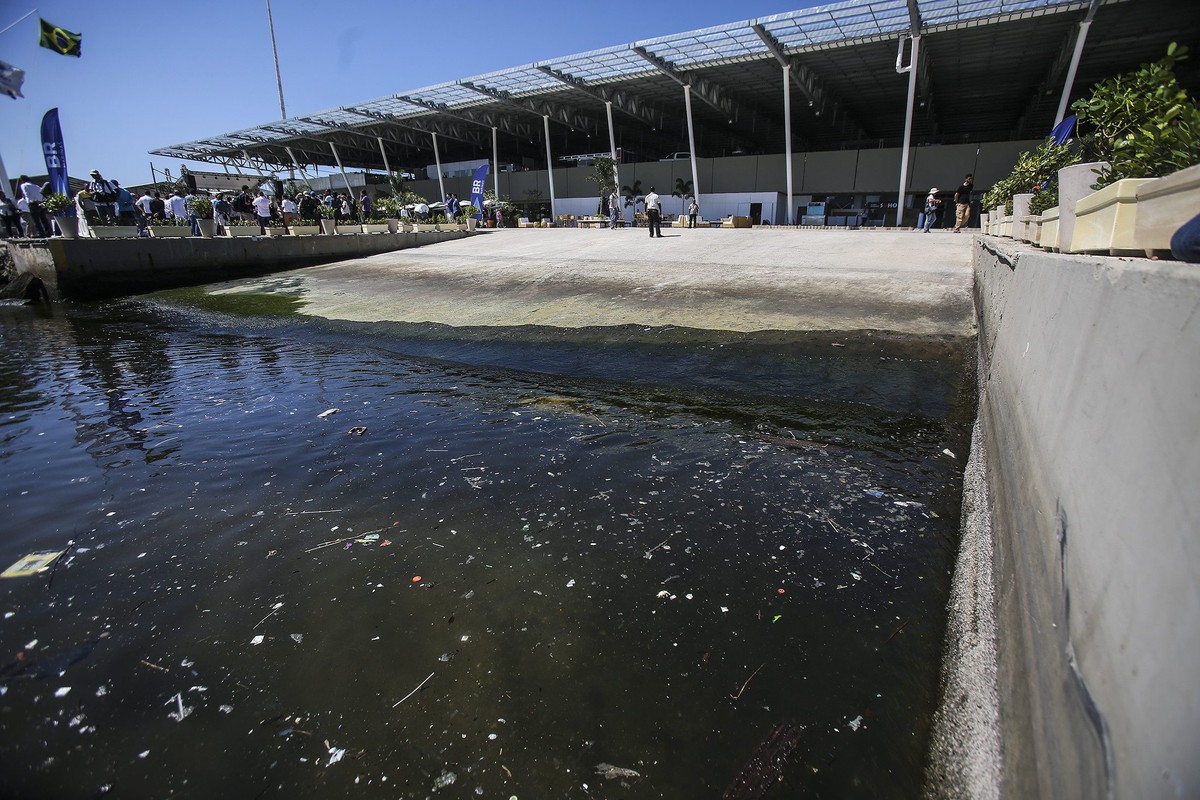 epa05248421 Pollution in front of the hangar of the new 'Marina da Gloria' where the sailing competitions of the Rio 2016 Olympic Games will be held in Rio de Janeiro, Brazil, 07 April 2016. ...