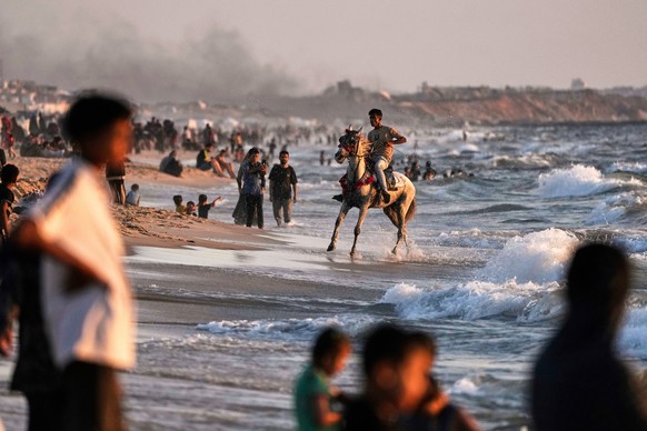 KEYPIX - A Palestinian rides a horse at the seafront at sunset in Gaza City, Wednesday, July 2, 2025. (KEYSTONE/AP Photo/Jehad Alshrafi)