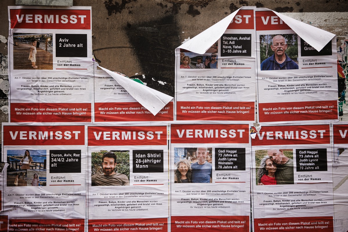 Des tracts montrant des personnes actuellement disparues qui ont été kidnappées par le Hamas en Israël, à Berlin, Allemagne, 25 octobre 2023.