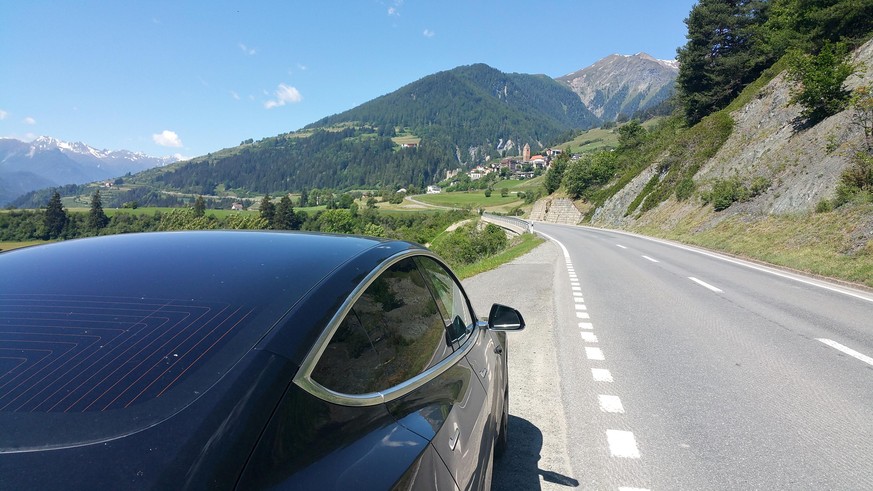 Tesla in den Schweizer Bergen