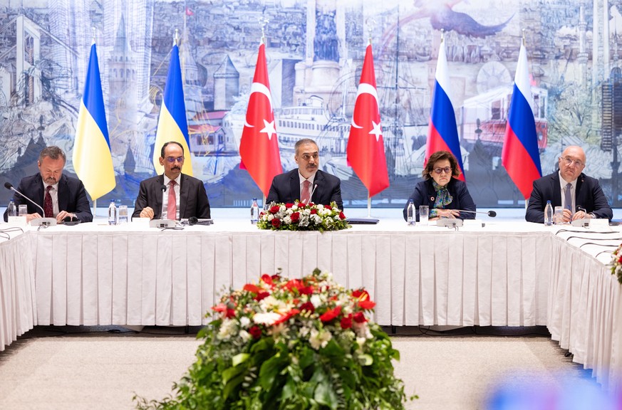 epa12105689 A handout picture made avaliable by Turkish Foreign Minister Press Office shows Turkish Foreign Minister Hakan Fidan (C) attending the meeting of Ukrainian and Russian delegations at the P ...