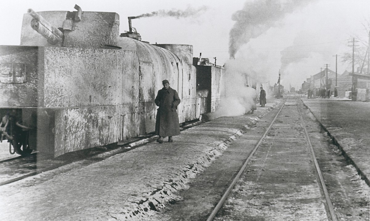 2-G56-O1-1942-264 (353591)Ostfront/Wehrmacht/ Panzerzug/ Foto 1942Geschichte:2. Weltkrieg / Ostfront:- Rußlandfeldzug der deutschen Wehr-macht: 'Panzerzug in Morosowskaja'. -Foto, um ...